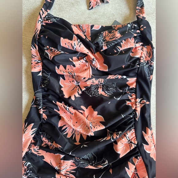 NWT Smismivo Tummy Control Swimwear Halter
One Piece - Size M - Picture 3 of 5